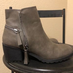 ⚪️Ankle booties⚪️ super cute for Spring!